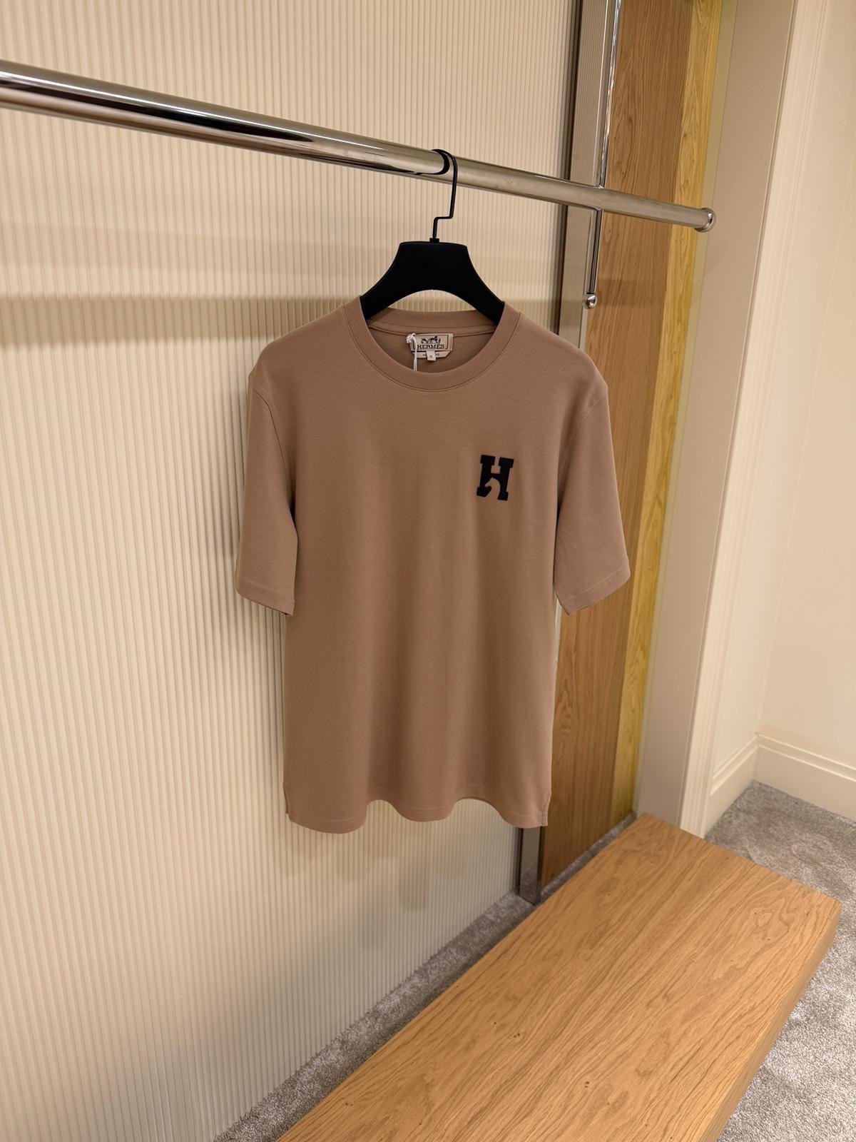 Καφέ βαμβακερό T-shirt με Patch