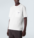 Λευκό T-shirt με τσέπη και λογότυπο