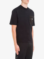 Μαύρο T-shirt με Τσέπη και Λογότυπο Plaqué
