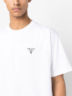 Λευκό T-shirt με Επίπεδα Λεπτομέρειας και Τύπωμα Λογότυπου